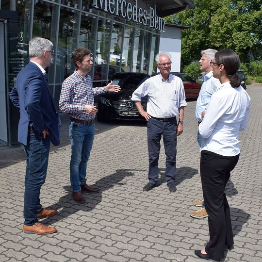 Geschäftsführer Jan Christoph Weitkamp (2. v. li.) erklärt der Jury seine Strategie. Vater Horst (Mitte) lauscht aufmerksam. Geschäftsführer Jan Christoph Weitkamp (2. v. li.) erklärt der Jury seine Strategie. Vater Horst (Mitte) lauscht aufmerksam.