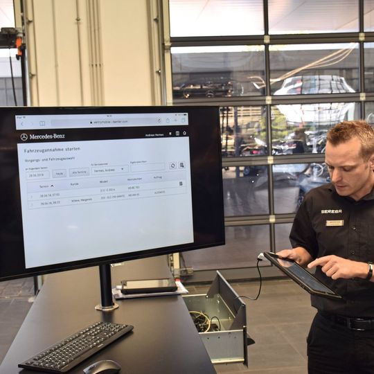 „Einfach machen“ lautet das doppeldeutige Beresa-Konzept. Damit es einfach funktioniert, setzt der Mercedes-Betrieb nicht zuletzt auf digitale Helfer. „Einfach machen“ lautet das doppeldeutige Beresa-Konzept. Damit es einfach funktioniert, setzt der Mercedes-Betrieb nicht zuletzt auf digitale Helfer.