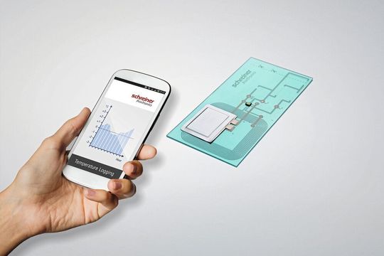 Langzeitaufzeichnung:
Eine Verpackung, die mit der gedruckten RFID-Sensorplattform (rechts) verschlossen wurde, erfasst durch einen Sensor kontinuierlich die Temperatur über die gesamte Lieferkette und speichert diese über die volle Lebensdauer ab. Langzeitaufzeichnung:
Eine Verpackung, die mit der gedruckten RFID-Sensorplattform (rechts) verschlossen wurde, erfasst durch einen Sensor kontinuierlich die Temperatur über die gesamte Lieferkette und speichert diese über die volle Lebensdauer ab.