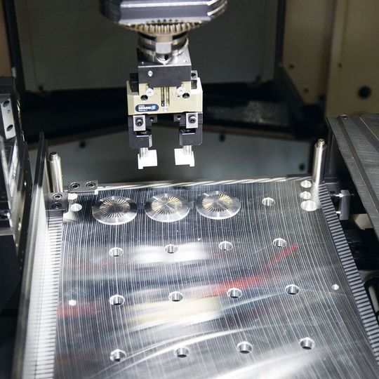 Unser selbst entwickeltes Mehrfach Paletten System (MPS400) mit linearer Magazinbestückung, optionaler Wendestation und einer schmalen Standfläche von nur 400mm. Unser selbst entwickeltes Mehrfach Paletten System (MPS400) mit linearer Magazinbestückung, optionaler Wendestation und einer schmalen Standfläche von nur 400mm.