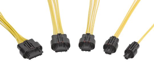 Der geringe Abstand der Anschlüsse von nur 1,80 mm in Verbindung mit der Schutzart IP67 des Squba-Steckverbindersystems ermöglicht eine zuverlässige Verbindung auch bei platzkritischen Anwendungen in rauen Umgebungen wie in der Robotik, bei Industriemotoren und -maschinen, Geräten in der Lebensmittelverarbeitung, Flüssigkeitsdispensern u.a. der Fall ist. Der geringe Abstand der Anschlüsse von nur 1,80 mm in Verbindung mit der Schutzart IP67 des Squba-Steckverbindersystems ermöglicht eine zuverlässige Verbindung auch bei platzkritischen Anwendungen in rauen Umgebungen wie in der Robotik, bei Industriemotoren und -maschinen, Geräten in der Lebensmittelverarbeitung, Flüssigkeitsdispensern u.a. der Fall ist.