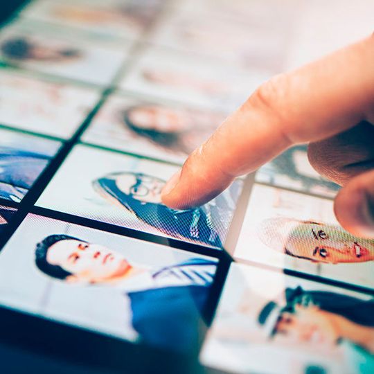 Um Fachkräften mit hoher Digitalkompetenz zu erreichen, gilt es, neue digitale Tools und Formate im Employer Branding zu etablieren. Um Fachkräften mit hoher Digitalkompetenz zu erreichen, gilt es, neue digitale Tools und Formate im Employer Branding zu etablieren.
