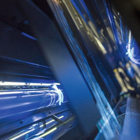 Unter ultraviolettem Licht sind die kontaminierten Körner erkennbar. Unter ultraviolettem Licht sind die kontaminierten Körner erkennbar.