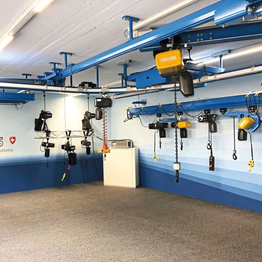 Der Showroom der GIS AG zeigt die grosse Bandbreite des Sortiments, von Kransystemen über Vakuumheber bis hin zu den Elektrokettenzügen in den verschiedenen Ausführungen. Der Showroom der GIS AG zeigt die grosse Bandbreite des Sortiments, von Kransystemen über Vakuumheber bis hin zu den Elektrokettenzügen in den verschiedenen Ausführungen.