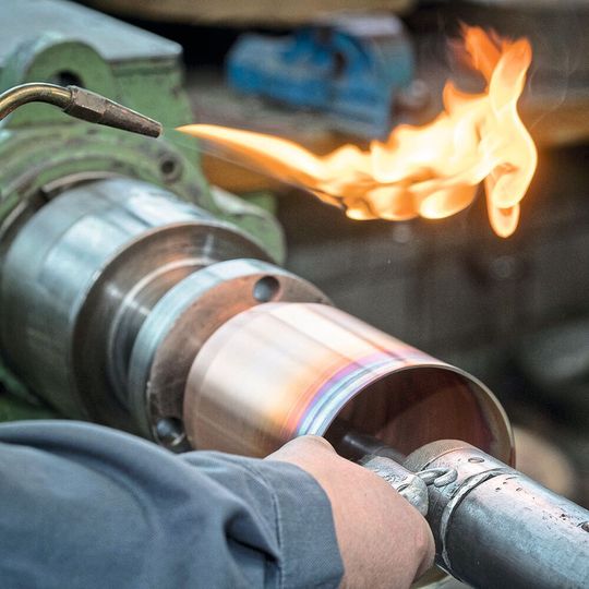 Mittels Metalldrückverfahren können rotationssymmetrische Werkstücke gefertigt werden. Die rotationssymmetrischen Blechumformteile bei Heggli & Gubler können bis 1600 mm Durchmesser gross sein. Mittels Metalldrückverfahren können rotationssymmetrische Werkstücke gefertigt werden. Die rotationssymmetrischen Blechumformteile bei Heggli & Gubler können bis 1600 mm Durchmesser gross sein.
