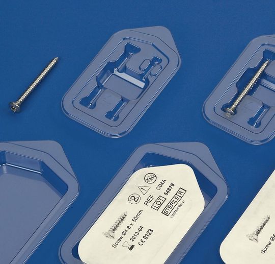 In vakuumgeformten Blistern werden Medizinteile vor Keimen weitgehend geschützt verpackt und ausgeliefert – eine Domäne des Schweizer Unternehmens Medipack, das sich auf die reinraumgestützte Fertigung von Verpackungen für die Medizin- und Pharmabranche spezialisiert hat. In vakuumgeformten Blistern werden Medizinteile vor Keimen weitgehend geschützt verpackt und ausgeliefert – eine Domäne des Schweizer Unternehmens Medipack, das sich auf die reinraumgestützte Fertigung von Verpackungen für die Medizin- und Pharmabranche spezialisiert hat.