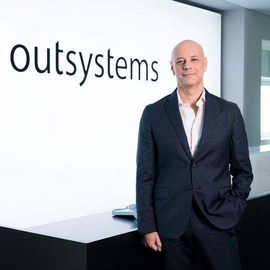 OutSystems-CEO Paulo Rosado stellt mit outsystems.ai die neue KI- und ML-Initiative des Unternehmens vor. OutSystems-CEO Paulo Rosado stellt mit outsystems.ai die neue KI- und ML-Initiative des Unternehmens vor.