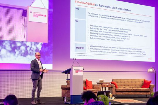 Christoph Volking, Head of Digital Communiction bei OSRAM, präsentierte auf den marconomy B2B Marketing Days 2018 seinen Praxiscase. Christoph Volking, Head of Digital Communiction bei OSRAM, präsentierte auf den marconomy B2B Marketing Days 2018 seinen Praxiscase.
