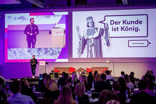 Wie User Experience den Direktvertrieb beflügeln kann, zeigte Sebastian Bomm von Kommerz anhand des Werkstattausrüsters Normfest auf den marconomy B2B Marketing Days 2018. Wie User Experience den Direktvertrieb beflügeln kann, zeigte Sebastian Bomm von Kommerz anhand des Werkstattausrüsters Normfest auf den marconomy B2B Marketing Days 2018.