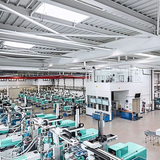 Helle und rational gestaltete Produktionshalle mit modernsten vollelektrischen 1K- und 2K-Spritzgiessmaschinen 180 - 4000 kN mit Entnahme-Robotern. Helle und rational gestaltete Produktionshalle mit modernsten vollelektrischen 1K- und 2K-Spritzgiessmaschinen 180 - 4000 kN mit Entnahme-Robotern.