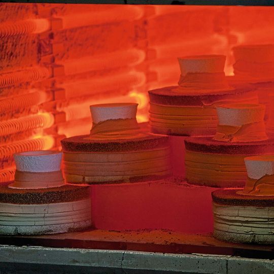 Vor dem Abgiessen werden die zusammengesetzten Formhälften gebrannt. Das Resultat sind Gussteile, welche höchsten technischen Anforderungen gerecht werden. Vor dem Abgiessen werden die zusammengesetzten Formhälften gebrannt. Das Resultat sind Gussteile, welche höchsten technischen Anforderungen gerecht werden.
