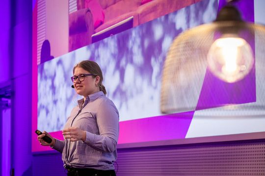 Digitalisierung obwohl die Geschäfte laufen? Carolin Desirée Töpfer zeigte auf den marconomy B2B Marketing Days 2018 Argumente für digitale Pioniere auf. Digitalisierung obwohl die Geschäfte laufen? Carolin Desirée Töpfer zeigte auf den marconomy B2B Marketing Days 2018 Argumente für digitale Pioniere auf.