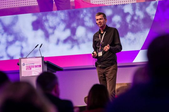 Klaus Cloppenburg präsentierte gemeinsam mit Wolfgang Metz auf den marconomy B2B Marketing Days 2018 die neue B2B-Kommunikationsstrategie der Marke Coroplast. Klaus Cloppenburg präsentierte gemeinsam mit Wolfgang Metz auf den marconomy B2B Marketing Days 2018 die neue B2B-Kommunikationsstrategie der Marke Coroplast.