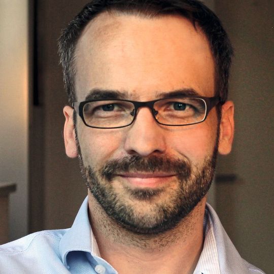 Hat gemeinsam mit Kollegen ein Verfahren entwickelt, das dabei helfen soll, Patienten mit Infektionen durch Carbapenem-resistente Bakterien schneller und gezielter zu behandeln und die Ausbreitung der Erreger einzudämmen: Prof. Dr. med. Axel G. Hamprecht vom Universitätsklinikum Köln. Hat gemeinsam mit Kollegen ein Verfahren entwickelt, das dabei helfen soll, Patienten mit Infektionen durch Carbapenem-resistente Bakterien schneller und gezielter zu behandeln und die Ausbreitung der Erreger einzudämmen: Prof. Dr. med. Axel G. Hamprecht vom Universitätsklinikum Köln.