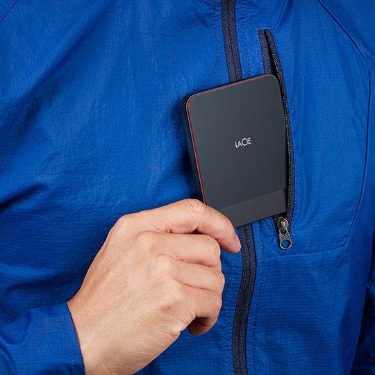 Die von LaCie vorgestellten in einem kompakten, schlanken Gehäuse untergebrachten portablen SSDs punkten unter anderem mit Geschwindigkeit. Die von LaCie vorgestellten in einem kompakten, schlanken Gehäuse untergebrachten portablen SSDs punkten unter anderem mit Geschwindigkeit.