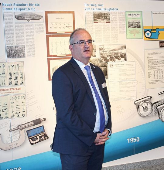Nils Blondin, Geschäftsführer der Feinmess Suhl GmbH, nimmt die geladenen Gäste mit auf eine Reise durch die bewegte Geschichte, des 1878 von Friedrich Keilpart gegründeten Unternehmens. Nils Blondin, Geschäftsführer der Feinmess Suhl GmbH, nimmt die geladenen Gäste mit auf eine Reise durch die bewegte Geschichte, des 1878 von Friedrich Keilpart gegründeten Unternehmens.