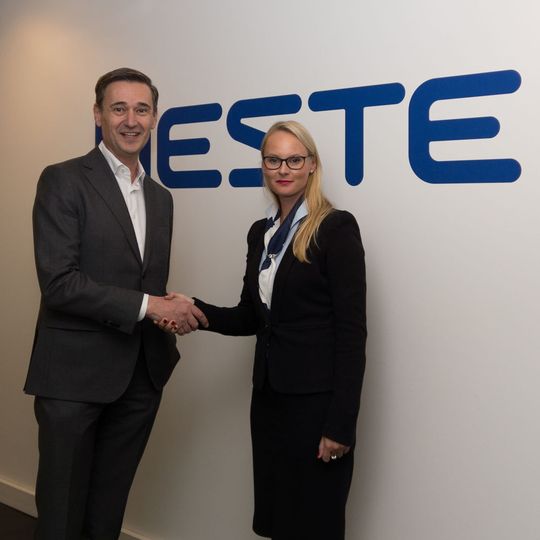 Peter Vanacker, President & CEO von Neste, und Gloria Glang, VP, Leiterin der Geschäftseinheit Global Advanced Surface Solutions von Clariant, haben eine neue Vereinbarung zur Kooperation abgeschlossen, um erneuerbare Rohstoffe in Rohstoffe für Schmelzklebstoffe, Kunststoffe und Beschichtungsanwendungen zu verwandeln. Peter Vanacker, President & CEO von Neste, und Gloria Glang, VP, Leiterin der Geschäftseinheit Global Advanced Surface Solutions von Clariant, haben eine neue Vereinbarung zur Kooperation abgeschlossen, um erneuerbare Rohstoffe in Rohstoffe für Schmelzklebstoffe, Kunststoffe und Beschichtungsanwendungen zu verwandeln.