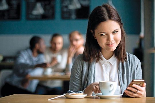 Beim Social Engineering setzen Hacker sich beispielsweise in einen Biergarten oder ein Café in der Nähe des Firmenstandortes und beschaffen sich so Informationen.
