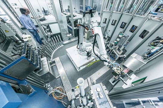 Im vollautomatisierten Stahlwerkslabor überprüft Dillinger die neuen Produkte. Im vollautomatisierten Stahlwerkslabor überprüft Dillinger die neuen Produkte.