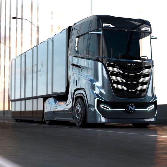 Der von einer Brennstoffzelle angetriebene Lastwagen „Nikola Tre“ wird im April 2019 in der „Nikola World“ in Phoenix, Arizona, vorgestellt, die Produktion in einer neuen europäischen Fabrik soll frühestens 2022 starten. Der von einer Brennstoffzelle angetriebene Lastwagen „Nikola Tre“ wird im April 2019 in der „Nikola World“ in Phoenix, Arizona, vorgestellt, die Produktion in einer neuen europäischen Fabrik soll frühestens 2022 starten.