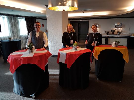 Sven Rous, Nicola Gree und Tim Kamrath (v.l.n.r.) aus dem Datto-DACH-Team bereitet sich für den Empfang der Partner am ersten Abend vor.