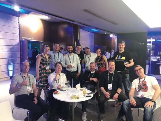 Hintere Reihe (v.l.n.r.): Rebecca Quinlan (Datto), Simon Berger, Felix Zöbisch (beide Be-solutions), Kai Osthoff (Osthoff Innovations), Maximilian und Susanne Pfister (beide Niteflite Networxx), Saša Knifić (Analog IT), Vordere Reihe (v.l.n.r.) Markus Rex (Datto), Patrick Kelbch (Space4host), Jan-Peter Wens (Analog IT), Andreas Schweizer (Diverto), Sven Rous (Datto)