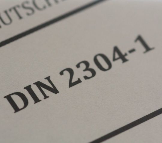 Beim Kleben sind Verarbeitungsfehler die häufigste Ursache für das Bauteilversagen. Die Gründer der Klebnorm Consulting GmbH haben jetzt einen Beratungsansatz erarbeitet, weil die klebetechnische Norm DIN 2304, wie es heißt, den Spezialisten immer noch zu stark unterschätzt wird. So sollen Unternehmen schnell und zielsicher zu einer Zertifizierung kommen. Beim Kleben sind Verarbeitungsfehler die häufigste Ursache für das Bauteilversagen. Die Gründer der Klebnorm Consulting GmbH haben jetzt einen Beratungsansatz erarbeitet, weil die klebetechnische Norm DIN 2304, wie es heißt, den Spezialisten immer noch zu stark unterschätzt wird. So sollen Unternehmen schnell und zielsicher zu einer Zertifizierung kommen.