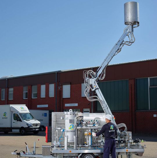 Bilfinger senkt mit der mobilen Fackel Emissionen von Anlagen. Bilfinger senkt mit der mobilen Fackel Emissionen von Anlagen.
