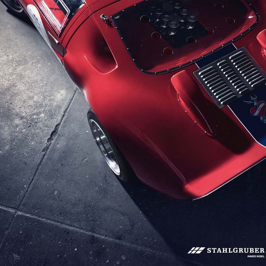 Der Stahlgruber-Kalender setzt ab kommendem Jahr erstmals auf Oldtimer statt auf nackte Haut. Der Stahlgruber-Kalender setzt ab kommendem Jahr erstmals auf Oldtimer statt auf nackte Haut.