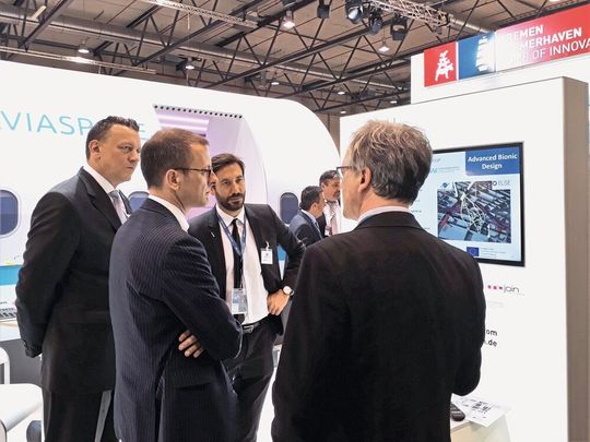 Senator Martin Günthner (2.v.l.) und Andreas Eickhoff (l.) informieren sich auf der ILA 2018 in Berlin bei Moritz Brünger (2.v.r.) und Dr. Axel von Hehl (r.) über Einzelheiten des Verbundprojekts. Senator Martin Günthner (2.v.l.) und Andreas Eickhoff (l.) informieren sich auf der ILA 2018 in Berlin bei Moritz Brünger (2.v.r.) und Dr. Axel von Hehl (r.) über Einzelheiten des Verbundprojekts.
