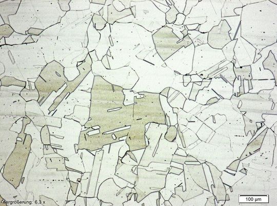Die Ni-Fe-Cr-Mo-Legierung mit Stickstoffzusatz weist aufgrund des Chromgehalts von 26 - 28 % eine besonders hohe Beständigkeit unter oxidierenden Bedingungen auf. Die Ni-Fe-Cr-Mo-Legierung mit Stickstoffzusatz weist aufgrund des Chromgehalts von 26 - 28 % eine besonders hohe Beständigkeit unter oxidierenden Bedingungen auf.