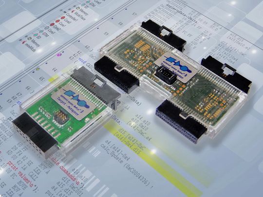 Parallel suchen: Der Multi-Target-Debug-Adapter für das Universal Access Device UAD3+ der Universal Debug Engine (UDE) von PLS ermöglicht synchrones Debuggen von Aurix-Controllern. Parallel suchen: Der Multi-Target-Debug-Adapter für das Universal Access Device UAD3+ der Universal Debug Engine (UDE) von PLS ermöglicht synchrones Debuggen von Aurix-Controllern.