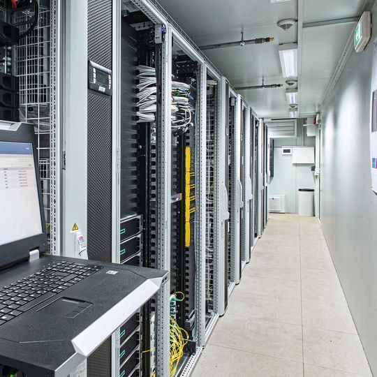Mit der Digitalisierung steigt die Nachfrage nach schnell verfügbaren Daten nahe dem Entstehungsort. Dies erfordert zusätzliche Rechenleistung, kurze Latenzzeiten, unterbrechungsfreie Datenverfügbarkeit und systemweite Sicherheit. Mit der Digitalisierung steigt die Nachfrage nach schnell verfügbaren Daten nahe dem Entstehungsort. Dies erfordert zusätzliche Rechenleistung, kurze Latenzzeiten, unterbrechungsfreie Datenverfügbarkeit und systemweite Sicherheit.