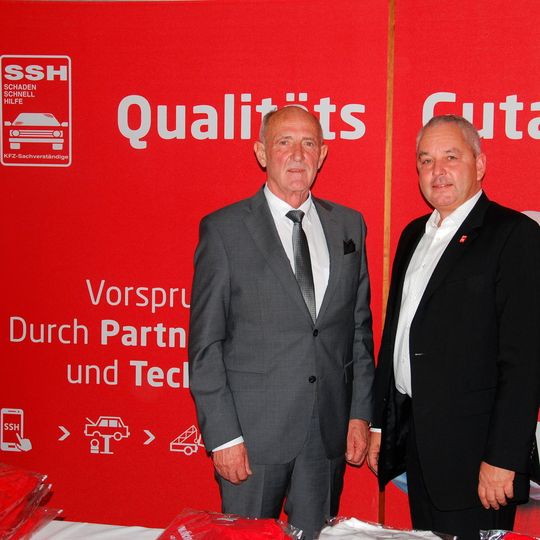 Altgesellschfter Reinhardt Miks (li.) wird die SSH interimsweise führen. Der Sprecher der Gesellschafter Frank Steinacker (r.) freut sich, dass man Miks und Axel Staisch (n. im Bild) für diese Aufgabe gewinnen konnte. Altgesellschfter Reinhardt Miks (li.) wird die SSH interimsweise führen. Der Sprecher der Gesellschafter Frank Steinacker (r.) freut sich, dass man Miks und Axel Staisch (n. im Bild) für diese Aufgabe gewinnen konnte.
