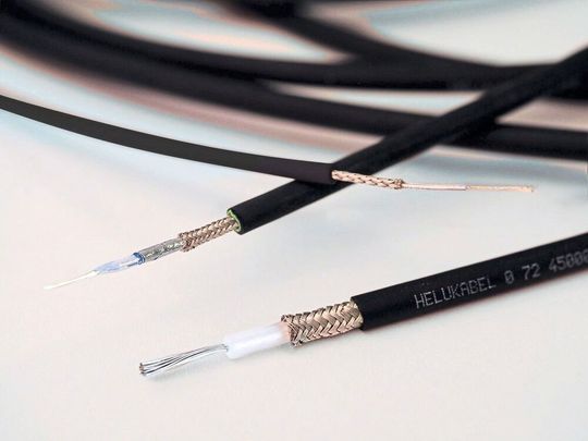 Die Kombination aus flexibler Spezial-Litze, abriebfestem Material sowie einem flexiblen Innen- und Außenmantel machen die Koaxialkabel schleppkettentauglich. Die Kombination aus flexibler Spezial-Litze, abriebfestem Material sowie einem flexiblen Innen- und Außenmantel machen die Koaxialkabel schleppkettentauglich.