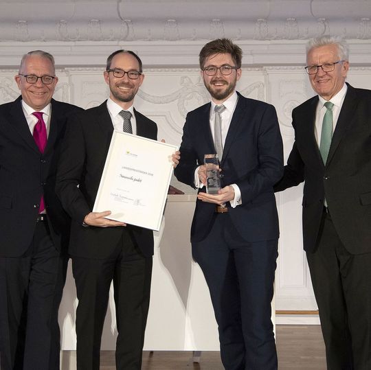 Das Nanoscribe-Team um Geschäftsführer Martin Hermatschweiler (2.v.li.) und Dr. Michael Thiel (2.v.re.) erhielt den Preis von Ministerpräsident Winfried Kretschmann (re.) und dem Vorsitzenden des L-Bank-Vorstands, Dr. Axel Nawrath Das Nanoscribe-Team um Geschäftsführer Martin Hermatschweiler (2.v.li.) und Dr. Michael Thiel (2.v.re.) erhielt den Preis von Ministerpräsident Winfried Kretschmann (re.) und dem Vorsitzenden des L-Bank-Vorstands, Dr. Axel Nawrath