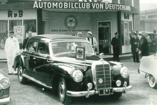 Mit dem Promi-Bonus werben und auf „Kundenfang“ gehen, war auch schon in den Fünfzigerjahren modern. Wohl nicht umsonst enstand dieses Bild, das „zufällig“ den Dienstwagen des ersten Nachkriegs-Bundeskanzlers Konrad Andenauer zeigt.