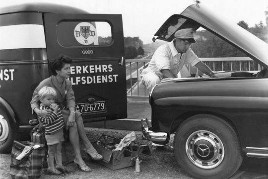1952 begründete der AvD seinen Verkehrshilfsdienst und engagierte sich weiter für den Wiederaufbau der Verkehrsinfrastruktur. Seitdem ist der AvD mit seinem Verkehrshilfsdienst und der Pannenhilfsflotte stets auf den Straßen präsent.