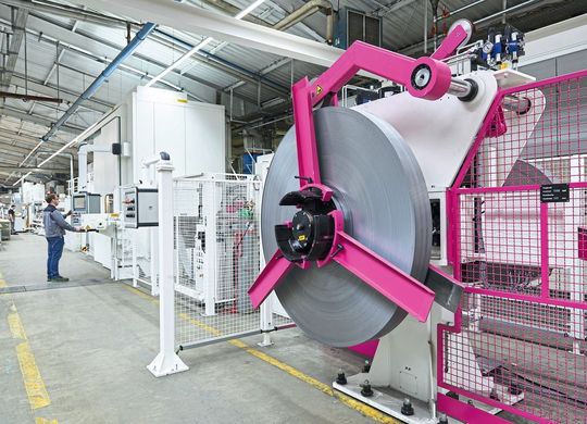 Im Endausbau 2020 soll die neue Rittal-Fertigung drei Profilieranlagen mit einer Länge von je 70 Metern haben.