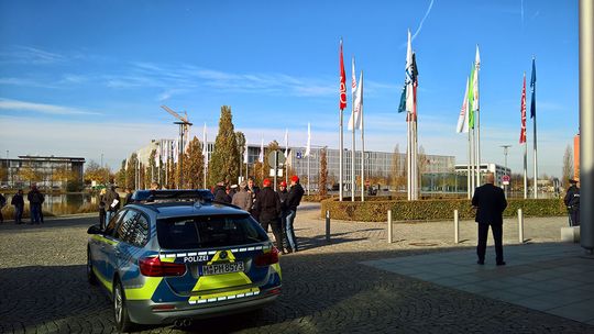 Vor dem Münchner ICM protestierten gestern Fujitsu-Mitarbeiter gegen die Schließung des Augsburger Werks … Vor dem Münchner ICM protestierten gestern Fujitsu-Mitarbeiter gegen die Schließung des Augsburger Werks …