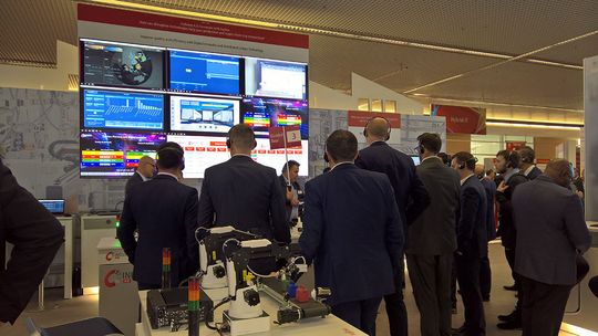 Das Thema Industrie 4.0 lockte auf der dem Fujitsu-Form angelagerten Ausstellung viele Interessierte an. Hinter der Präsentation auf der Video-Wand tüftelt übrigens ein Digital Annealer und optimiert im Zusammenspiel mit einer Blockchain. Das Thema Industrie 4.0 lockte auf der dem Fujitsu-Form angelagerten Ausstellung viele Interessierte an. Hinter der Präsentation auf der Video-Wand tüftelt übrigens ein Digital Annealer und optimiert im Zusammenspiel mit einer Blockchain.