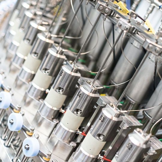 Das Füllsystem Modulfill HES wurde vom Einlauf über das Füllen und Verschließen bis hin zum Auslauf überarbeitet. Sicherheit, Bedienerfreundlichkeit, Platzersparnis und Hygiene stehen im Zentrum der Weiterentwicklung. Das Füllsystem Modulfill HES wurde vom Einlauf über das Füllen und Verschließen bis hin zum Auslauf überarbeitet. Sicherheit, Bedienerfreundlichkeit, Platzersparnis und Hygiene stehen im Zentrum der Weiterentwicklung.