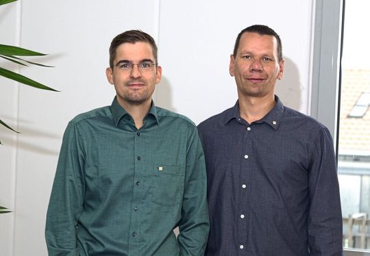 Nico Lüpke ist Außendienstmitarbeiter bei esz am Standort in Berlin und Norman Linow ist Laborleiter. Nico Lüpke ist Außendienstmitarbeiter bei esz am Standort in Berlin und Norman Linow ist Laborleiter.