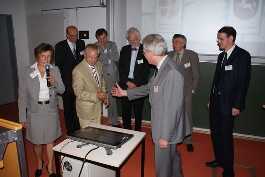 Die Vertreter der sechs Bundesländer Berlin, Bremen, Hamburg, Mecklenburg-Vorpommern, Niedersachsen und Schleswig-Holstein bei der Inbetriebnahme des Supercomputers von SGI in Berlin am 3. Juli 2008. Bild Holm Landrock Die Vertreter der sechs Bundesländer Berlin, Bremen, Hamburg, Mecklenburg-Vorpommern, Niedersachsen und Schleswig-Holstein bei der Inbetriebnahme des Supercomputers von SGI in Berlin am 3. Juli 2008. Bild Holm Landrock