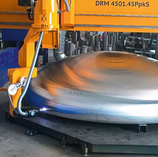 Ein 3D-Plasmaschneidcenter von Microstep beschleunigt die präzise Bearbeitung von Behälterböden. Die DRM Plasmaschneid-Anlage ist dazu mit dem Plasmarotator namens Pantograph ausgerüstet, wie es heißt. Er ermöglicht es, Neigungen bis 120° zu erreichen, wie Microstep erklärt. Blechböden mit maximal 3500 mm Durchmesser könnten damit bearbeitet werden. Ein 3D-Plasmaschneidcenter von Microstep beschleunigt die präzise Bearbeitung von Behälterböden. Die DRM Plasmaschneid-Anlage ist dazu mit dem Plasmarotator namens Pantograph ausgerüstet, wie es heißt. Er ermöglicht es, Neigungen bis 120° zu erreichen, wie Microstep erklärt. Blechböden mit maximal 3500 mm Durchmesser könnten damit bearbeitet werden.