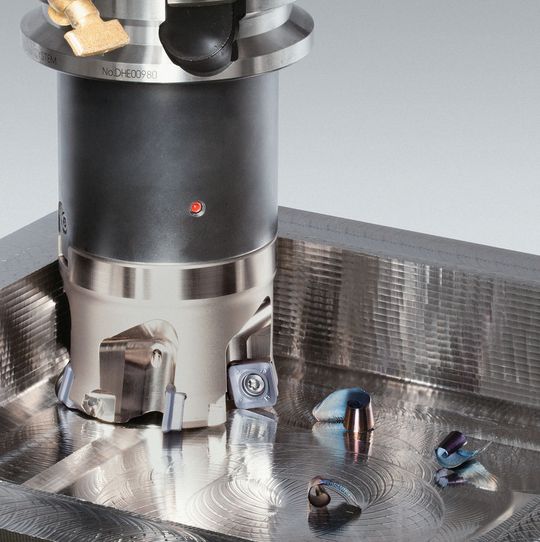 Auch bei hohen Vorschüben hat man mit diesem Tungaloy-Frässystem die Späne voll im Griff, heißt es. Mit dem HPC-Frässystem (High Performance Cutting) gelinge das Schruppen effizienter und die Bearbeitungsmaschine werde entlastet. Das Millquadfeed-System punktet Laut Tungaloy auch bei härteren Werkstoffen durch seinen hohen Materialabtrag. Auch bei hohen Vorschüben hat man mit diesem Tungaloy-Frässystem die Späne voll im Griff, heißt es. Mit dem HPC-Frässystem (High Performance Cutting) gelinge das Schruppen effizienter und die Bearbeitungsmaschine werde entlastet. Das Millquadfeed-System punktet Laut Tungaloy auch bei härteren Werkstoffen durch seinen hohen Materialabtrag.