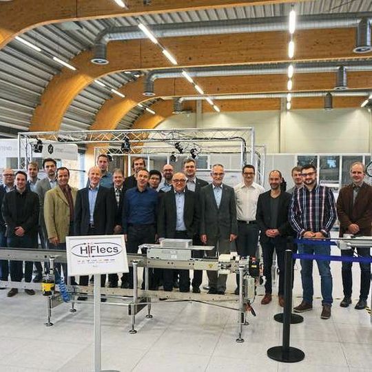 Das Hi-Flecs-Projektkonsortium bei der Abschlussveranstaltung in der Smart-Factory-OWL auf dem Innovation Campus in Lemgo. Das Hi-Flecs-Projektkonsortium bei der Abschlussveranstaltung in der Smart-Factory-OWL auf dem Innovation Campus in Lemgo.