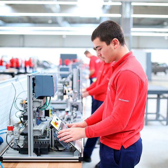 The world of Mercedes-Benz is focused on humans. The world of Mercedes-Benz is focused on humans.