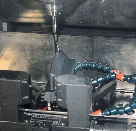 GF Machining Solutions hat schon vor 10 Jahren eine Zelle fürs Graphittrockenfräsen, Senkerodieren und 3D-Vermessen mit einer Linearautomation an Werkzeugbau Ruhla geliefert, heißt es (Hier wird eine Graphitelektrode trocken gefräst). Jetzt ergänzt eine Drahterodiermaschine den Maschinenpark der Thüringer Spezialisten für Multikavitätenwerkzeuge in Heißkanalausführung. GF Machining Solutions hat schon vor 10 Jahren eine Zelle fürs Graphittrockenfräsen, Senkerodieren und 3D-Vermessen mit einer Linearautomation an Werkzeugbau Ruhla geliefert, heißt es (Hier wird eine Graphitelektrode trocken gefräst). Jetzt ergänzt eine Drahterodiermaschine den Maschinenpark der Thüringer Spezialisten für Multikavitätenwerkzeuge in Heißkanalausführung.