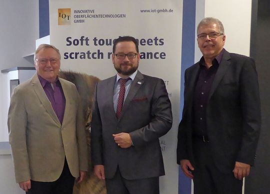 Gemeinsam starten das Projekt (v.l.n.r.): Projektleiter Prof. Dr. Reiner Mehnert, IOT GmbH; DBU-Generalsekretär Alexander Bonde und Dr. Michael Schwake, der das Projekt für die DBU fachlich betreut. Gemeinsam starten das Projekt (v.l.n.r.): Projektleiter Prof. Dr. Reiner Mehnert, IOT GmbH; DBU-Generalsekretär Alexander Bonde und Dr. Michael Schwake, der das Projekt für die DBU fachlich betreut.